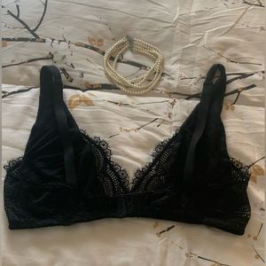 🖤🤍 Vixen Bralette and accessorized with Pearls 🤍🖤 (Pearls are not included)